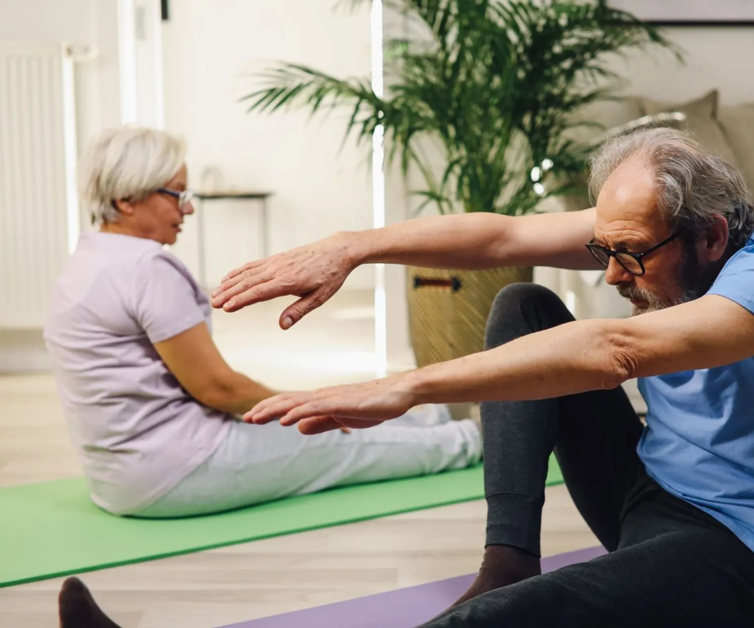 Physiotherapeut begleitet eine Patientin bei einer Übung